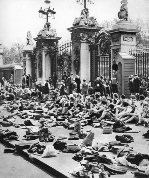 The children's jubilee holiday, Buckinham Palace, London, 1935. Artist: Unknown