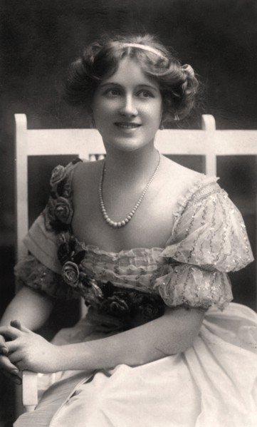 Nina Sevening, British actress, early 20th century.Artist: Dover Street Studios