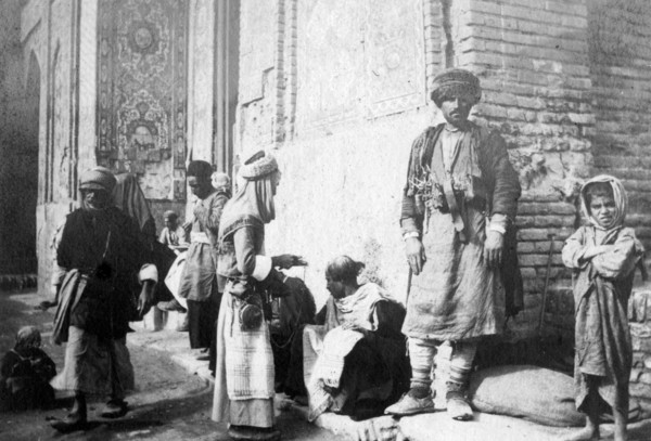 Kurdish barber, outside Kazimain mosque, Iraq, 1917-1919. Artist: Unknown