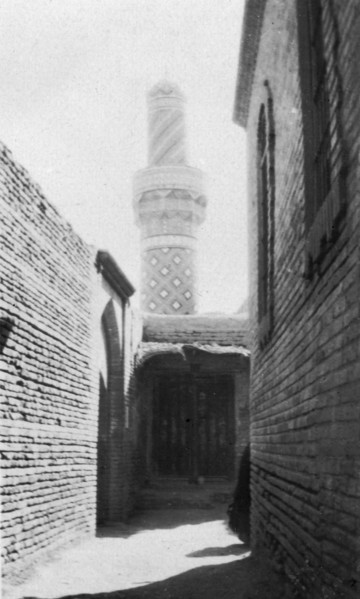 Backstreet and old mosque, Baghdad, Iraq, 1917-1919. Artist: Unknown