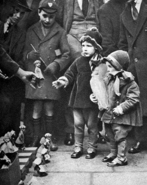 Kerb-side toy-seller, Holborn, London, 1926-1927. Artist: Unknown