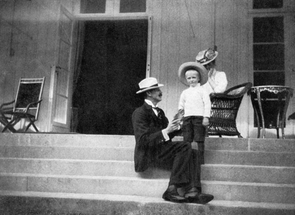 King Haakon VII of Norway, his son Olav and Princess Victoria at Bygdøy, Norway, 1908.Artist: Queen Alexandra