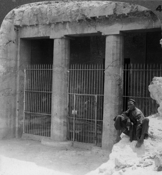 'The tomb of a feudal lord at Beni Hasan, built about 1900BC, Egypt', 1905.Artist: Underwood & Underwood