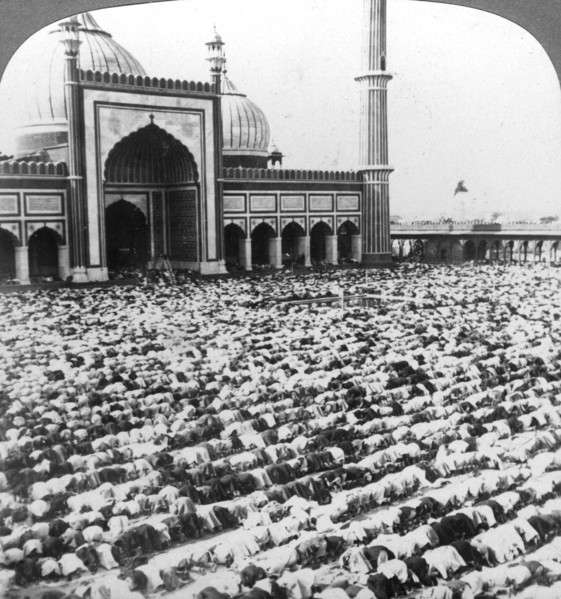 Praying at Jumma Musjid, Delhi, India, 1904.Artist: Underwood & Underwood