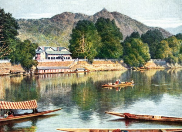 The river Jhelum and clubhouse at Srinagar, India, early 20th century. Artist: Unknown