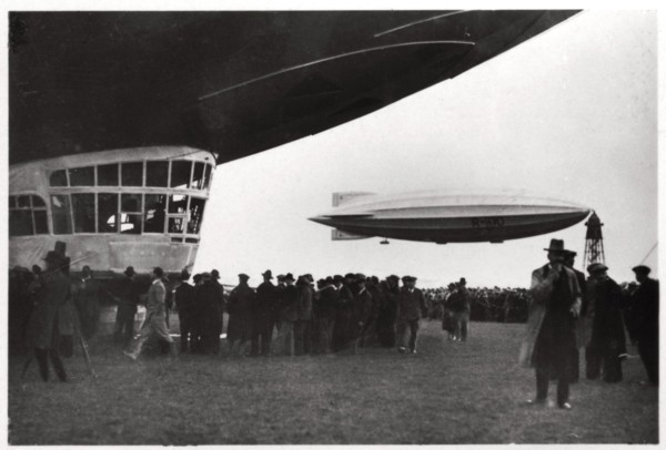 HM Airship R100, 1930 (1933). Artist: Unknown