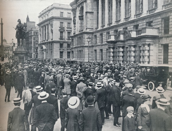 Crowd waiting outside the War Office on the morning before war was declared', 1914. Artist: Unknown