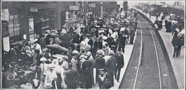 The Holiday Exodus from London, 1906. Artist: Unknown