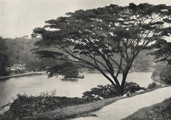 'See, Tempel des Heiligen Zahnes und Bibliothek in Kandy, vom Viktoria-Drive ach Osten gesehen', 192 Artist: Unknown.
