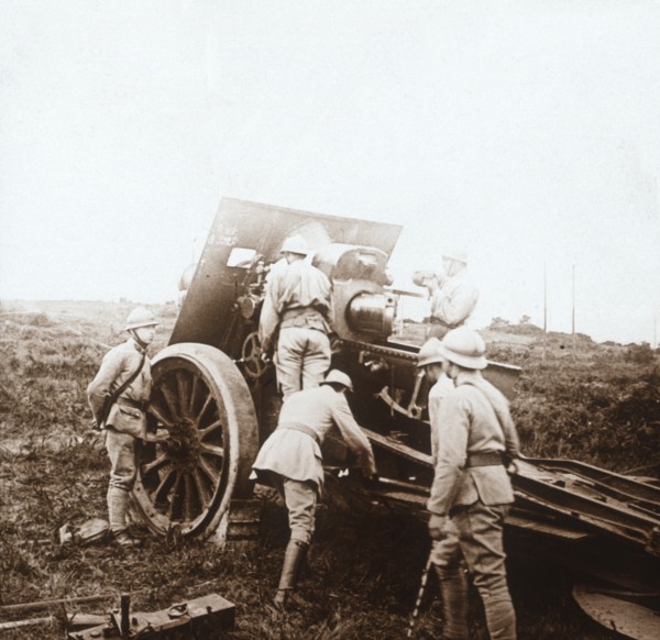 Howitzer battery, c1914-c1918. Artist: Unknown.