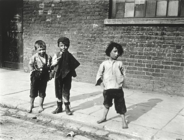 Street urchins in Lambeth, London, 19th century. Artist: Unknown