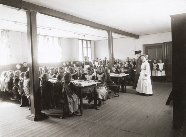 Poor children are served free meals in the refectory, Albano school, Landskrona, Sweden, 1906. Artist: Unknown