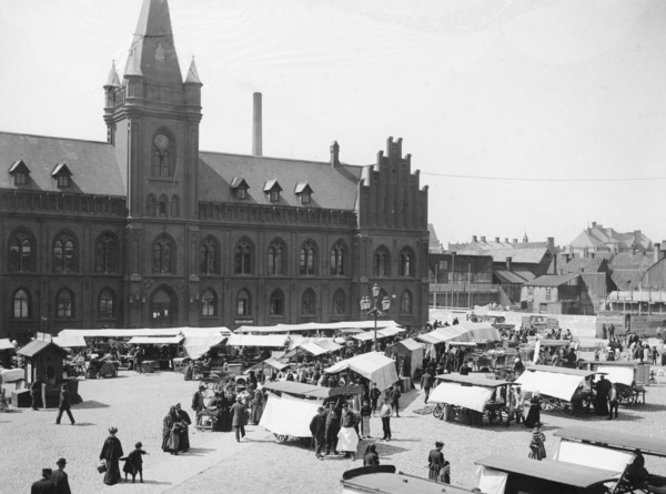 Market in the Town Hall Square, Landskrona, Sweden, 1904. Artist: Unknown