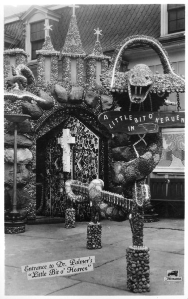 Entrance to Dr Palmer's Little Bit o' Heaven, Davenport, Iowa, USA. Artist: Unknown