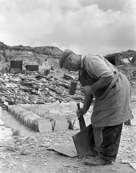 Dressing slate at Trebarwith Slate Quarry, Cornwall, 1959.  Artist: Michael Walters
