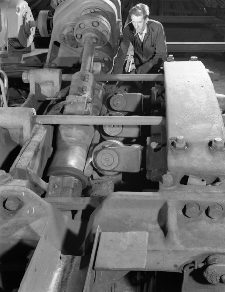 Straightening round bars, J Beardshaw & Sons, Sheffield, South Yorkshire, 1963.  Artist: Michael Walters