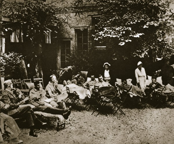 Injured soldiers recuperating at an American hospital in Paris, France, World War I, 1918. Artist: Unknown