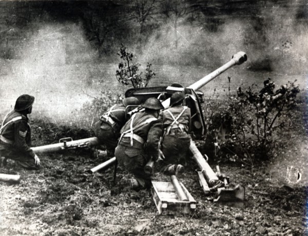 New Zealand anti-tank gun crew in action, near Cassino, Italy, World War II, 1944. Artist: Unknown