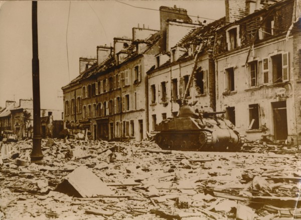 Un char d'assaut américain sur une route à Cherbourg, en Normandie, 1944