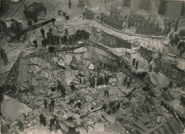 Bank Tube station, 11th January 1941. Artist: Unknown