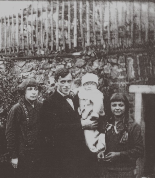 Marina Tsvetaeva with husband and children. Prague, 1925, 1925.