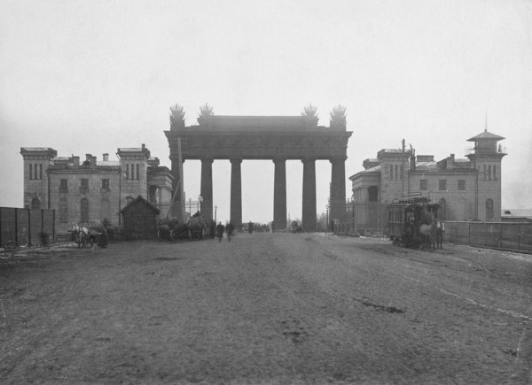 The Moscow Triumphal Gate in St. Petersburg, 1890s. Artist: Bulla, Karl Karlovich (1853-1929)