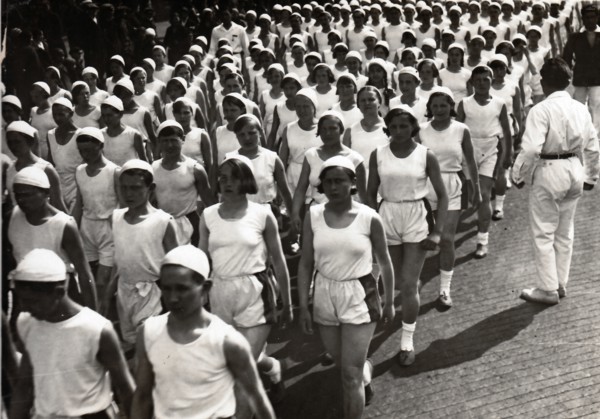 Parade, c. 1930. Artist: Magaziner, Semyon Abramovich (1886-1940)