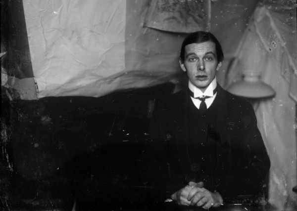 Self-Portrait in the studio in Berlin-Friedenau, 1913-1915.