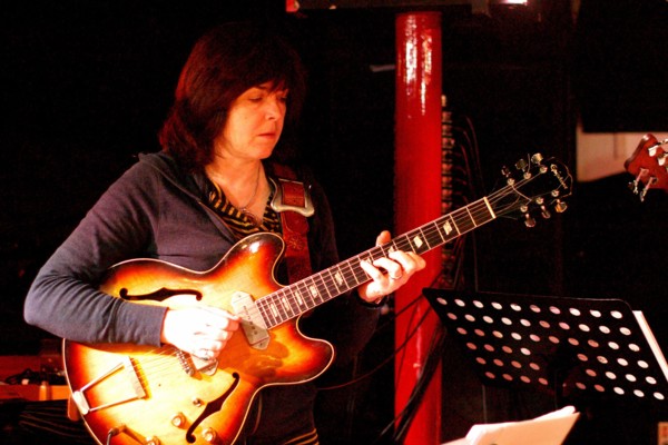 Deidre Cartwright, guitarist, Pizza Express, London.   Artist: Brian O'Connor