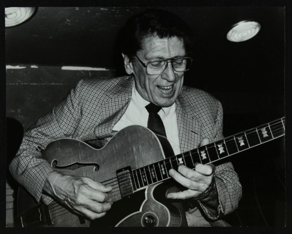Tal Farlow playing the guitar at The Bell, Codicote, Hertfordshire, 18 May 1986. Artist: Denis Williams