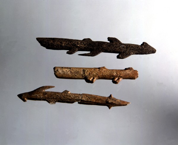 Staghorn harpoons, with a double row of teeth and a circular section (Urdax Caves).