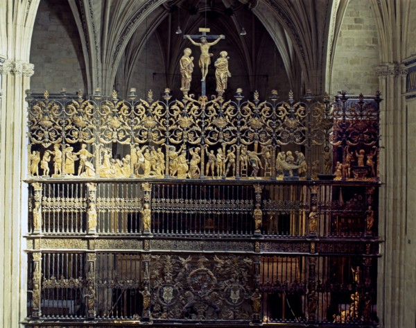 Iron gate with Corinthian pilasters and plateresque ornaments, made between 1518-1520.