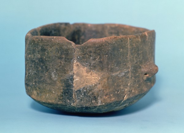 Squared mouth vessel. It comes from the grave-2, Bóvila Madurell (San Quirze del Valles).