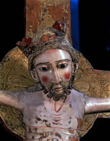 Detail of the Christ of Escunhau, carving in polychromed wood.