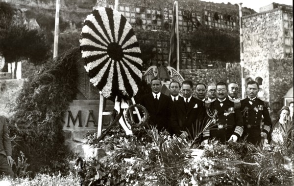 Lluís Companys at the grave of Francesc Macia, president of the Generalitat de Catalonia.