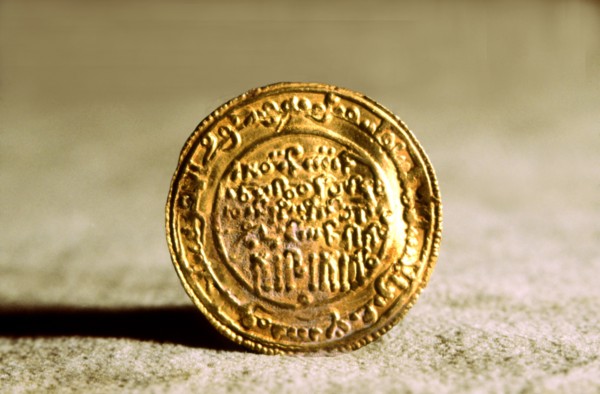 Andalusian gold dinar, also called 'Mancuso', used in Catalan counties during feudal times.