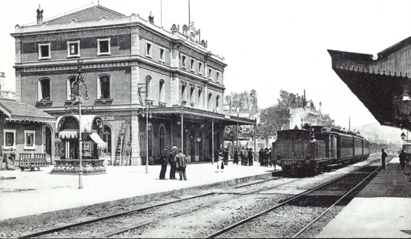 Passengers train entering the Badalona station, ??1910.