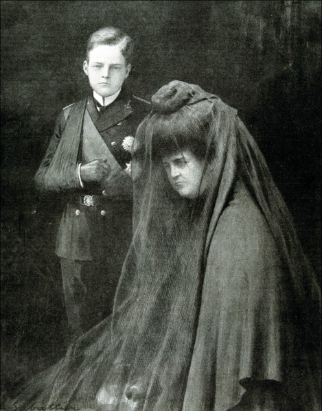 Manuel II (1889-1932), Last King of Portugal with his mother Queen Amelia, photo in the 'Ilustrac?