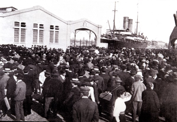 View of Buenos Aires dock during a landing of immigrants from Spain at the beginning of the century.