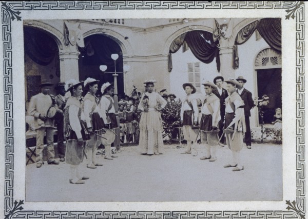 Els Cossiers de Manacor', 1897, the dancers dance in a circle that opens and closes around the ce?
