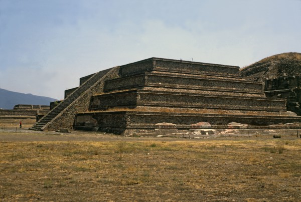Teotihuacan, stepped pyramid finished on a platform that, when explored, the building of the Quet?