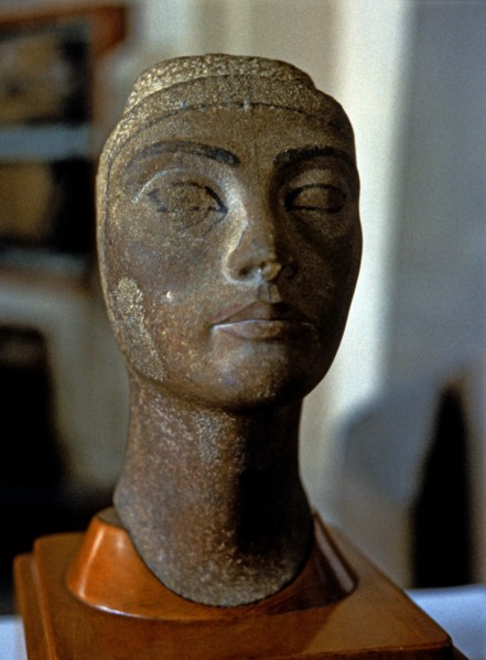 Unfinished bust of Nefertiti, it comes from Tell-el-Amarna.