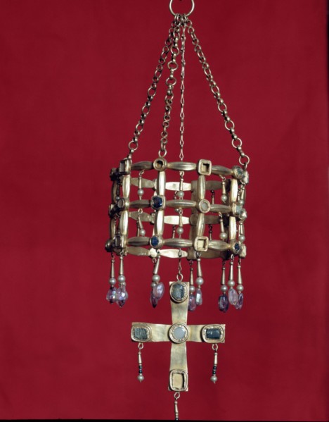 Treasury of Guarrazar (Toledo), votive crown found in 1853.
