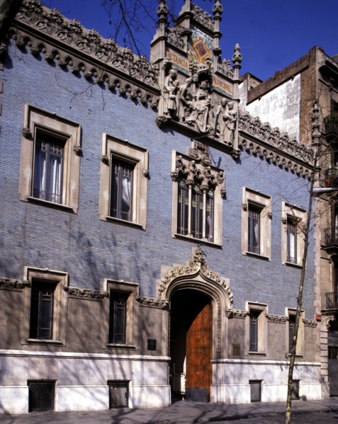 Breastfeeding Municipal Building façade with sculptures by Eusebi Arnau, 1910, work by Antoni Fal?
