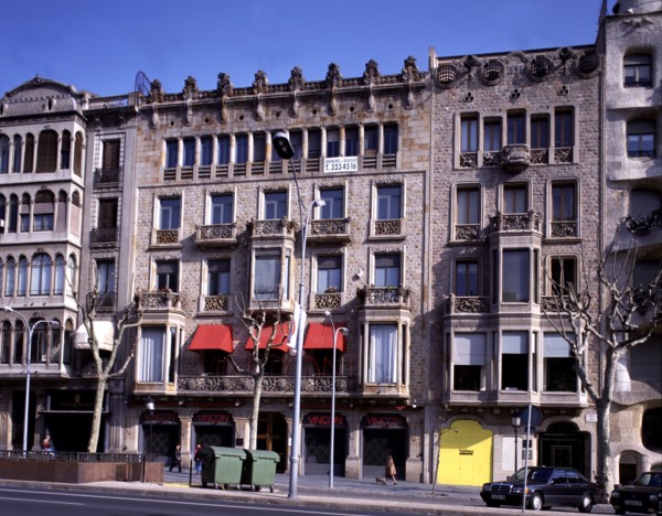 Façade of houses Ramon Casas at left and Codina (1898) at right on the Paseo de Gracia in Barcelo?