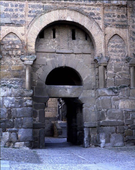 Old door of Bisagra, built on an Arab base, also called Alphonse VI door because the Cid crossed ?
