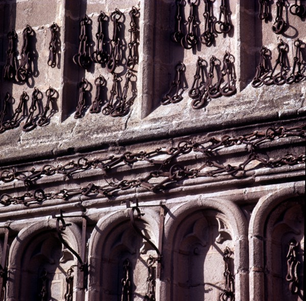Chains that freed slaves offered to Queen Elizabeth the Catholic in gratitude, façade of the Mona?