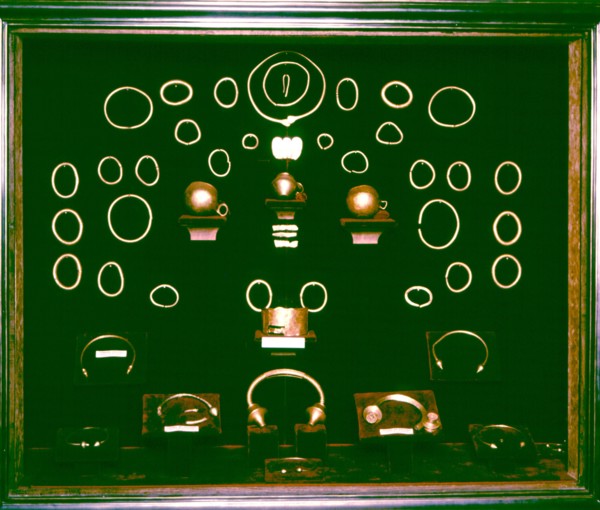 Display cabinet with the treasures of the Golada, Foxados and Caldas de Reyes, whose age ranges b?