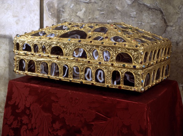 Agates box, c. 910, preserved in the Holy Chamber of the Oviedo Cathedral.