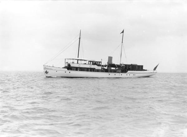 The steam yacht 'Sardonyx' at anchor, 1913. Creator: Kirk & Sons of Cowes.
